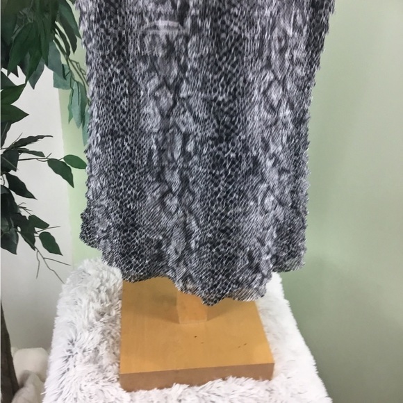 Notations large black and white layered ruffled sleeveless top
Fully lin… - Picture 5 of 14